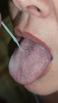 Styvmamma MILF gav en slarvig avsugning med sperma i munnen till kåta styvson