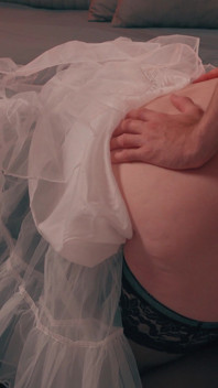 Anal sürtük hizmetçi otelde en iyi hizmeti vermek için bir konuğun odasına geldi! Köle orta yaşlı seksi kadın titreyerek orgazm olan kül tablası gibi dizlerinin üzerinde