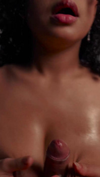Titjob oliato nell'ombra... Le mie tette enormi lo fanno esplodere dappertutto su di me