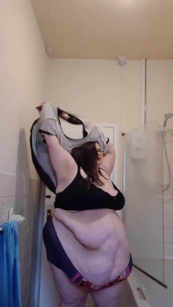 SSBBWLadyBrads: SSBBWはシャワー前にからかう