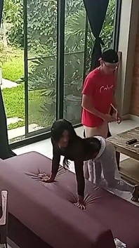 Trans mädchen colombiana wird auf dem Tablet-Ando-Sofa-Bett gefickt