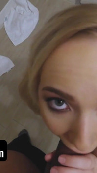 Zus houdt van me - pik hunkerende blonde tiener kruipt op haar stiefbroer onder de douche om zijn grote lul te zien