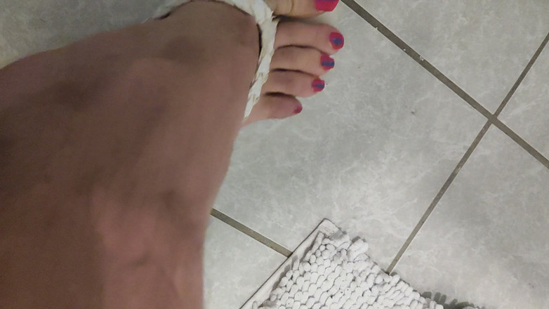 Mutsakin: Picioare și urme sexy