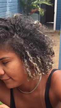 Cette petite amie parfaite adore donner sa chatte au bord de la piscine