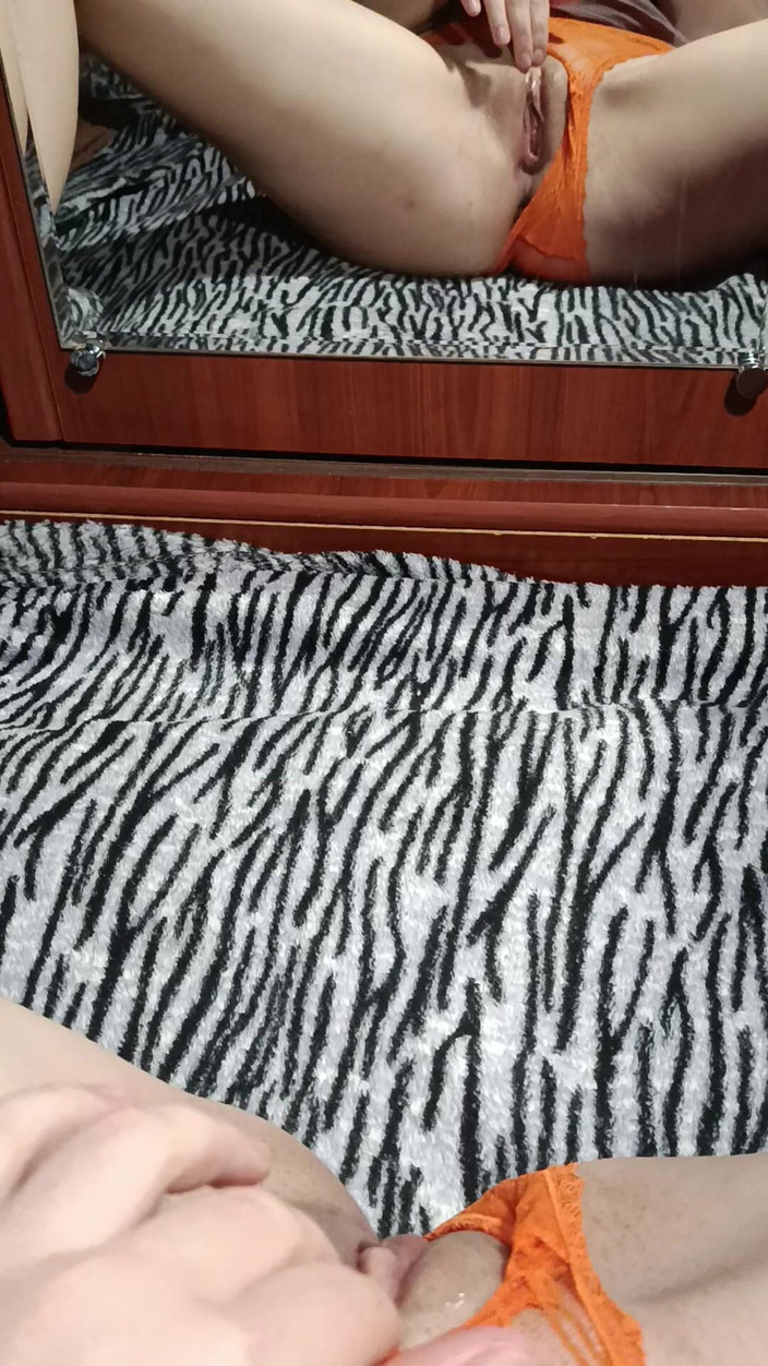 OniSoi: 自制在镜子前手淫，没有脱掉她的内裤