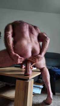 Otot berbulu mencuba dildo besar