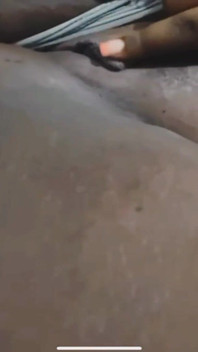 Memek tebal cewek semok kulit hitam ini lagi asik masturbasi sampai muncrat