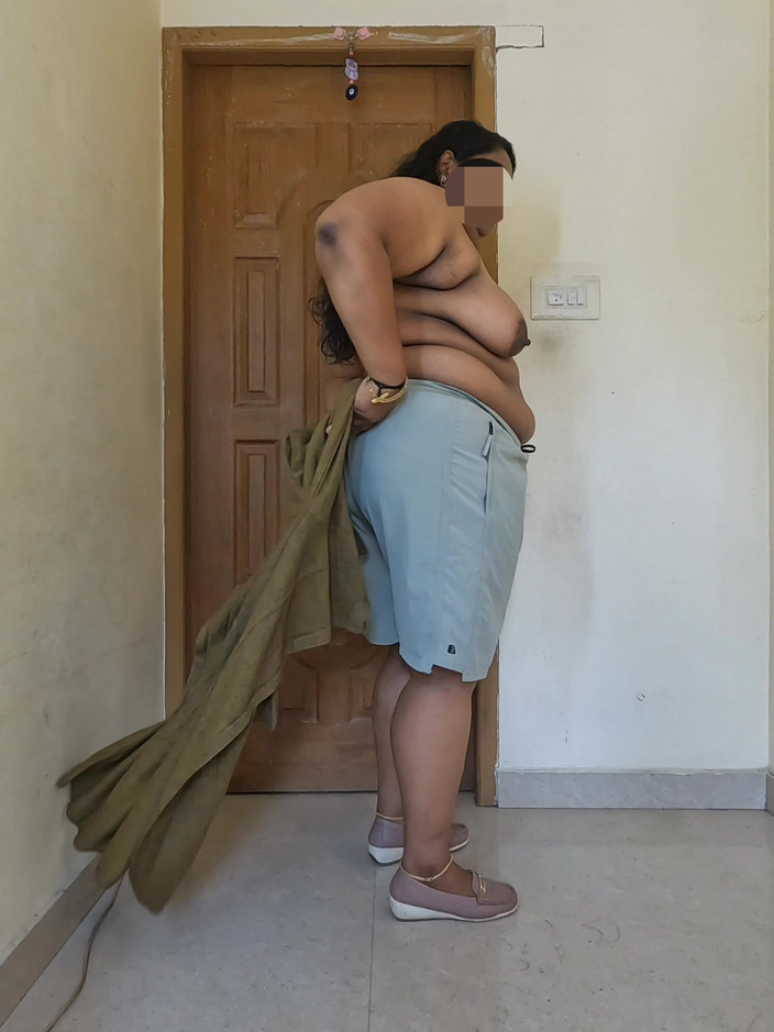 Anne Ipe: Naken knubbig indisk tjej toplös fotografering.