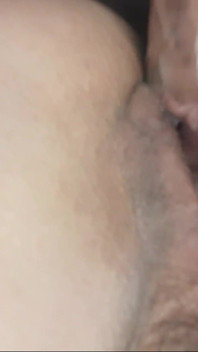 Primer plano del clítoris gigante siendo golpeado en la cabeza por las bolas de mi marido