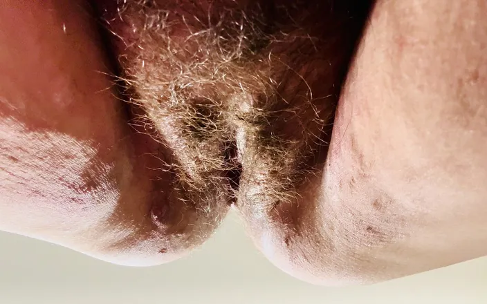 BGirl: Closeup - Hairy Pussy Deeply Fucked and Soaked