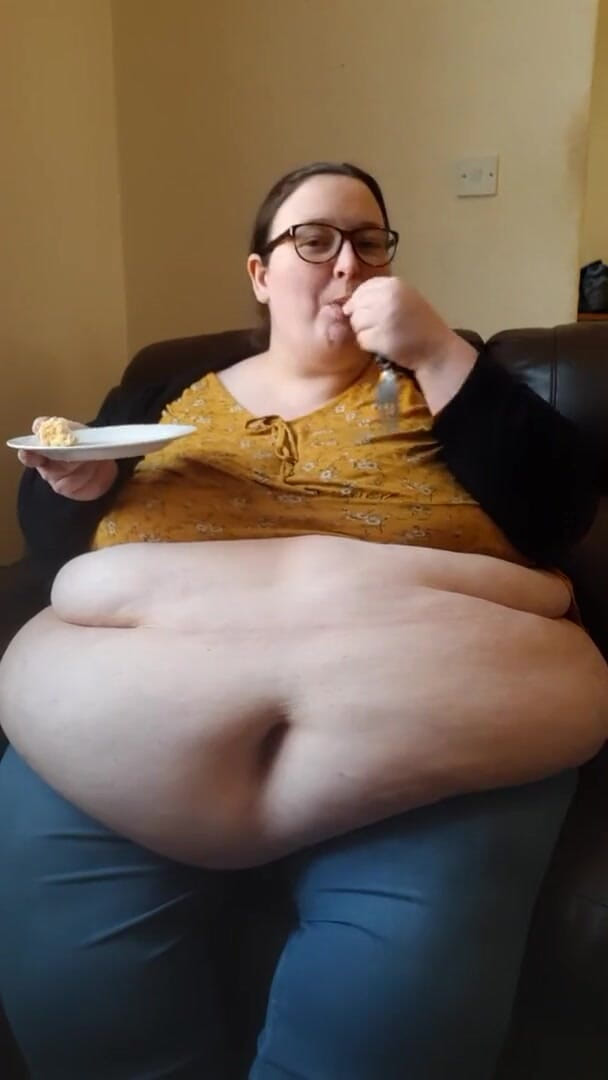 SSBBWLadyBrads: SSBBW äter tårta med magen ut