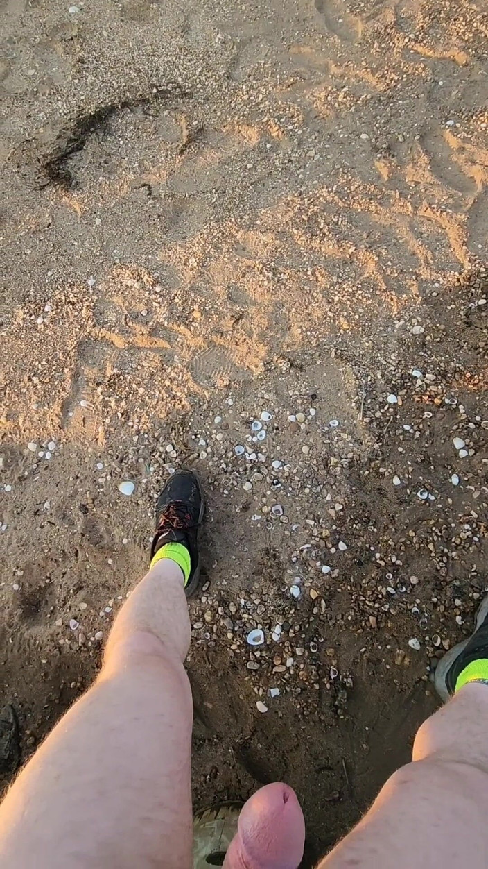 Djk31314: Aku lagi asik muasin memekku sendirian di pantai