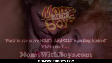 Moms With Boys: 섹시한 금발 미시 쓰리섬 화장실 섹스