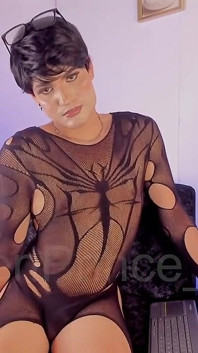 Femboy Ken in Calzamande: Solo in Lingerie E Mostra I Piedi Vicino Alla Telecamera