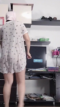素人の妻が服を試着したり、裁断したりして楽しんでいます