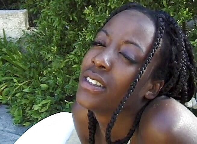 Lesbo Tube: तीन आबनूस महिलाओं के साथ कठिन खिलौने की चुदाई