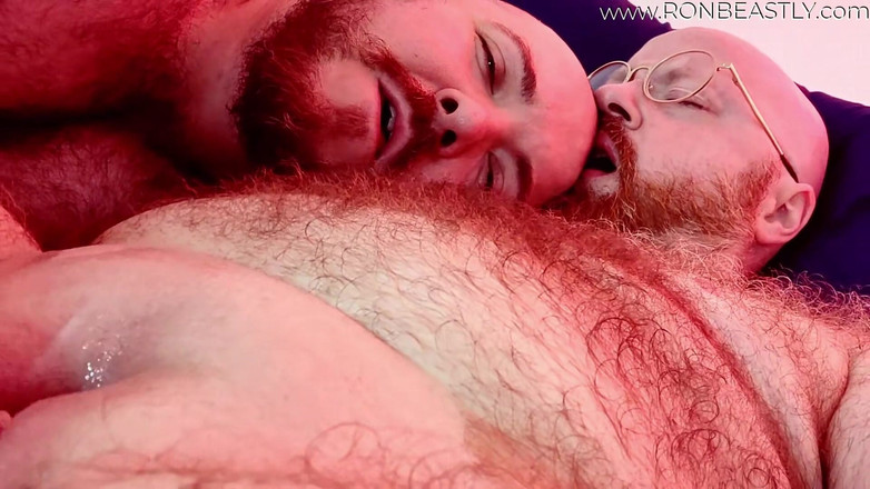 RonBeastlyFTM: 섹시한 새끼에게 보지를 벌리게 하는 트랜스 베어