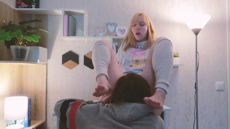 Estie Kay: Slickade tonårs styvsysterens fitta och knullade hennes rövhål