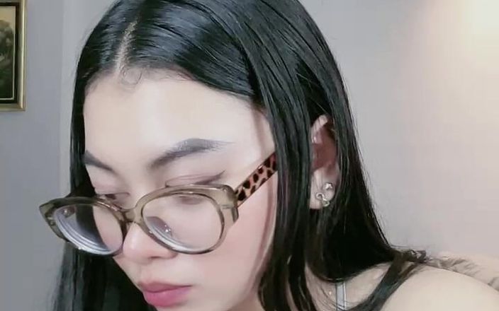 Jonathan Camberg: Bella donna asiatica mostra la scollatura