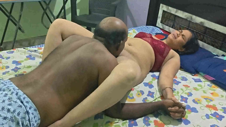 Sexy sindu: Mătușă de la sat se fute cu pizda strâmtă pentru...