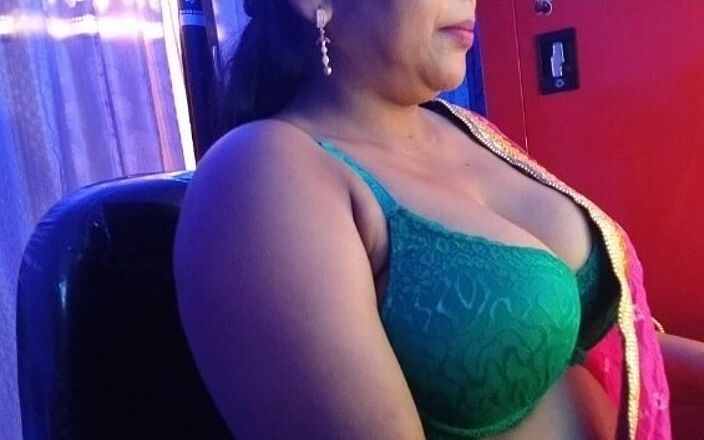 Hot desi girl: हॉट सेक्सी देसी लड़की ऑनलाइन सेक्सी मस्ती करते हुए ब्रा के साथ अपने सुंदर स्तन दिखाती है
