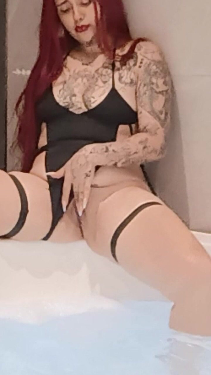 Dalyla: Pelirroja Arrecha En Jakuzzi Sola