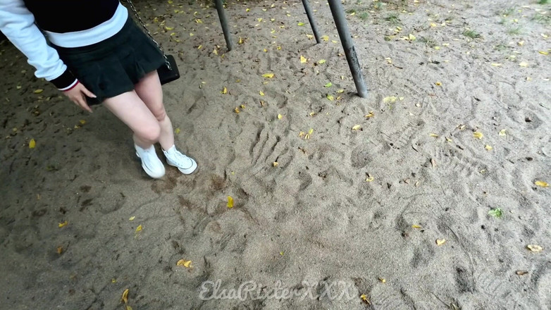 ElsaRixterXXX: 공원과 페리를 통해 팬티없이 내 스릴 넘치는 산책 - 내 벌거 벗은 피부에 신선한 공기는 순수한 기쁨이었다.