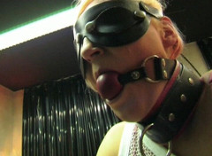 Male Dom - Spanking - BDSM: Une salope dominante fait adorer ses esclaves et lui obéir