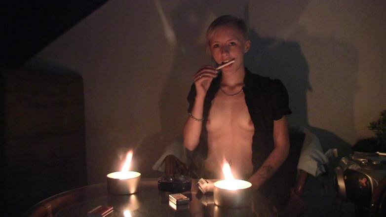 Smoke it bitch: Tenli sarışın şehvetli bir şekilde puro içiyor