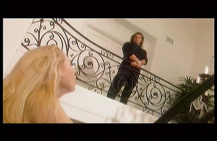 Perfect Porno: 20letá blonďatá kancelářská kočka je olízaná a ošukaná do zadku...