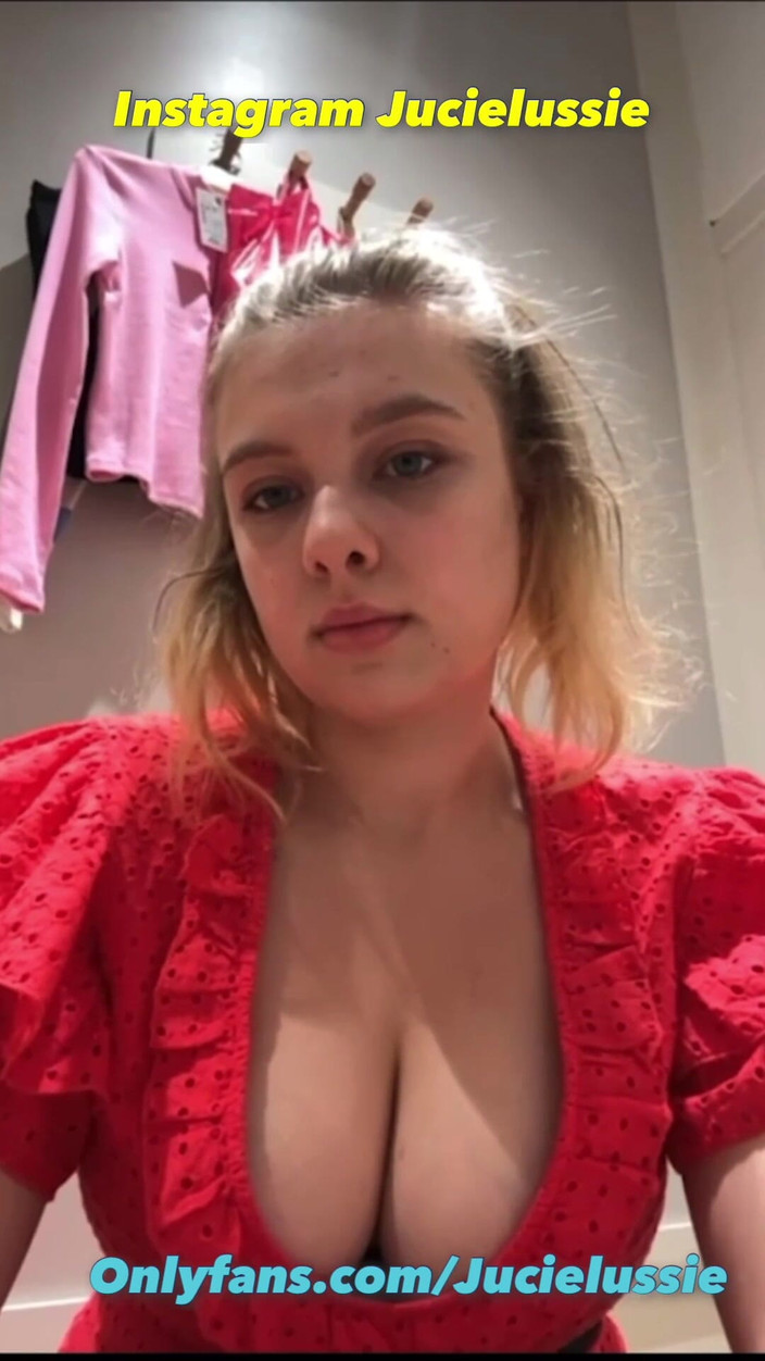 JuiceLussie: Squirting und fingern in der umkleidekabine