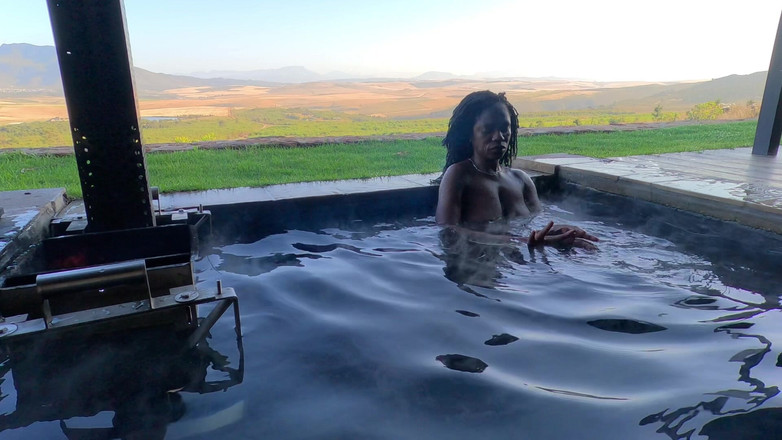 Black Swan: Morning mist magic- la hotwife viene scopata in piscina