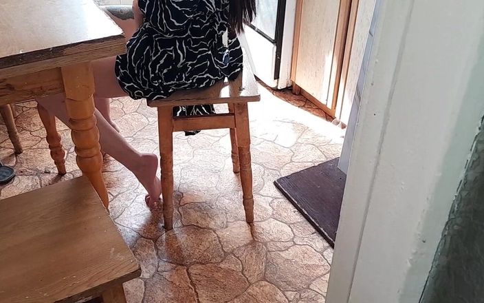 Lesbian-illusion: Sleduji svou sousedku jak masturbuje v kuchyni a já se...
