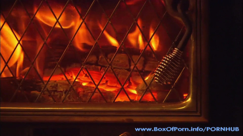 Box Of Porn: सुपर हॉट सेक्सी शरीर सुनहरे बालों वाली पोर्नस्टार वीर्य निकालने वाली रंडी carmen luvana फायरप्लेस द्वारा एक भाग्यशाली दोस्त को चोद रही है