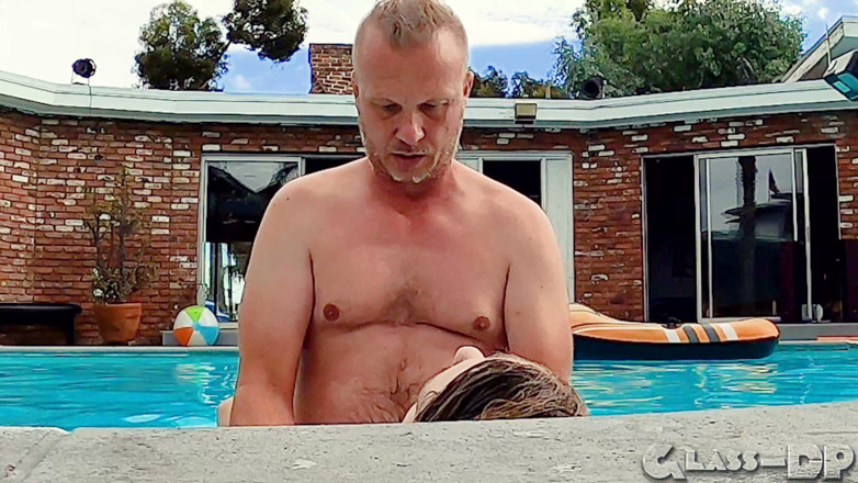 GLASSDP: Mager slampa fitta knullad i en pool