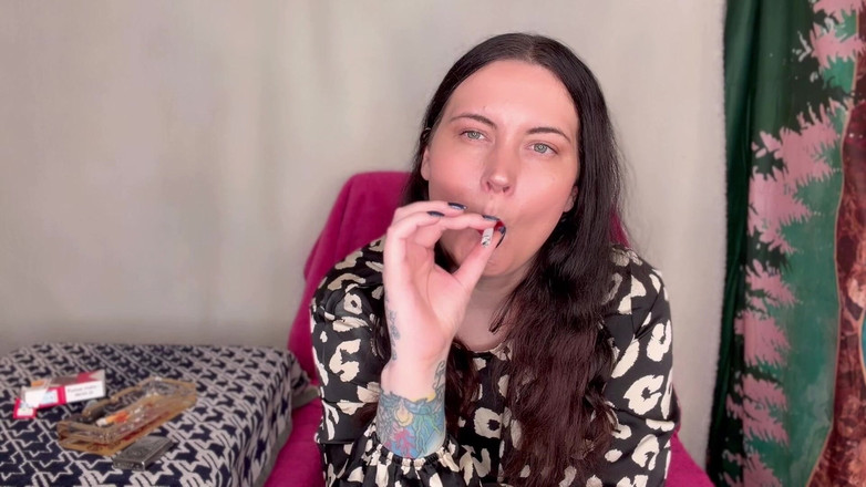 MissFFW: Slečna Ffw kouří v letních šatech