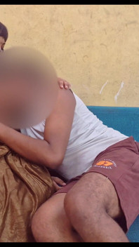 Il figliastro si è scosso e la matrigna lo aiuta a rilasciare lo stress