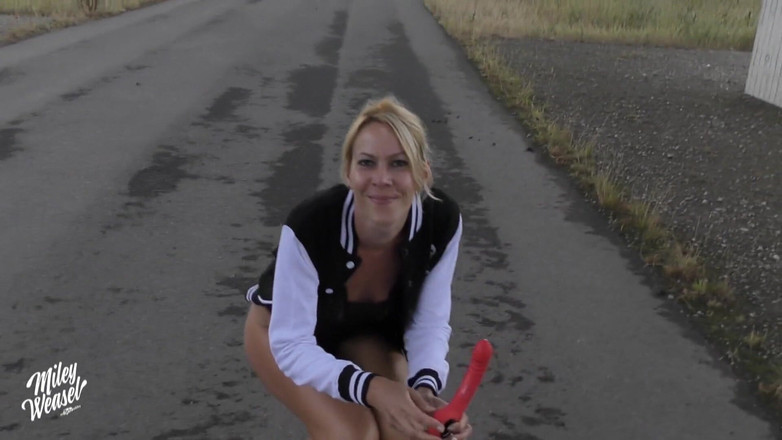 Miley Weasel: जर्मन Miley Weasel बहुत गीली चुदाई कर रही थी....