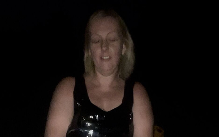 Mucky Bunny: MiLF su una panchina all'aperto con la bacchetta pecorina