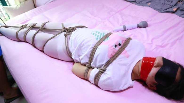 Aisan girl bondage: Хиуэй16 - девушка в белых чулках, связанная веревками