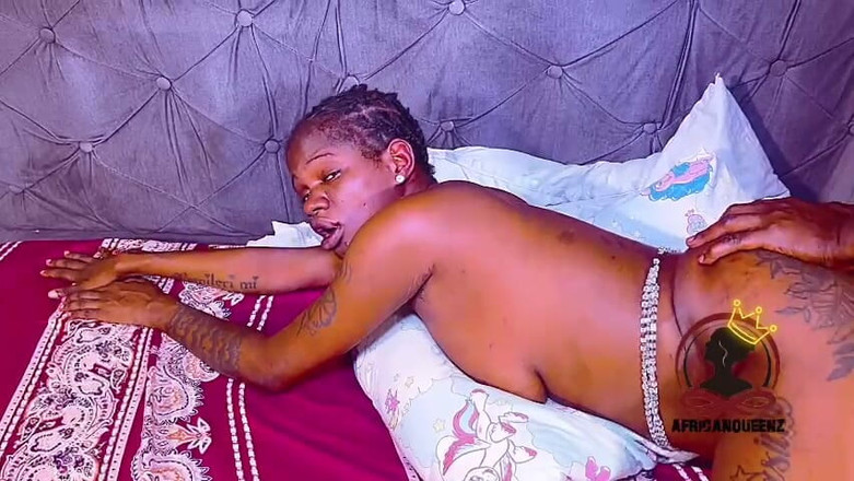 Africankween: Tattoo-meisje kreunt luid terwijl ze werd geneukt