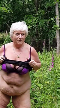 Cewek-cewek cantik di hutan!