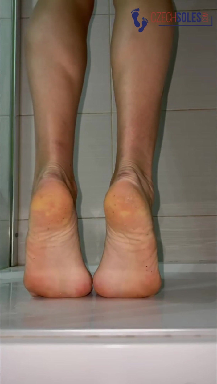 Czech Soles - foot fetish content: Videoclip de acasă cu tachinare cu picioarele la duș