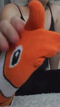 Meine stiefschwester probiert aus, wie es ist, japanische tabi-Socken zu tragen und spielt dann mit ihren Füßen und Zehen