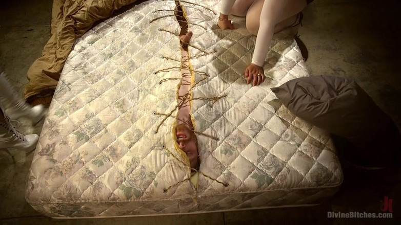 Divine Bitches by Kink: Daffodils: खूबसूरत विशालकाय महिला रसीली चुदाई भोग