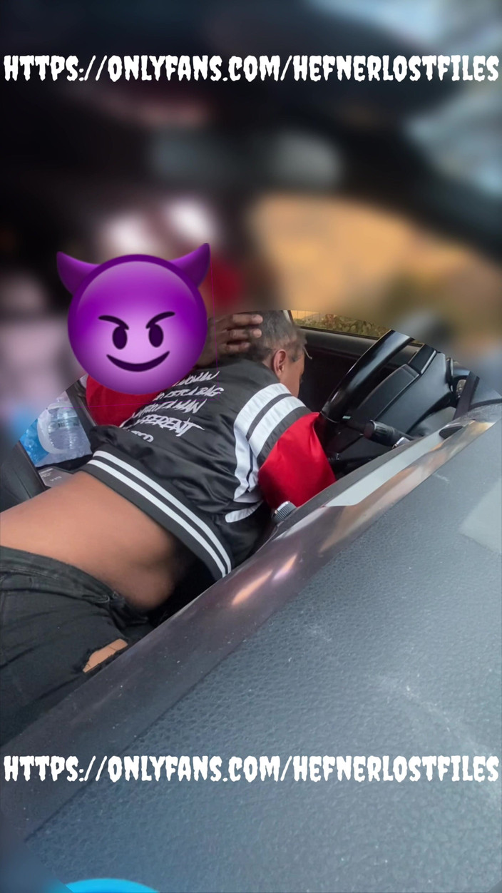PlayboyHef: Une Grosse Lèvre À Gros Nichons Suce Une Bite En Public