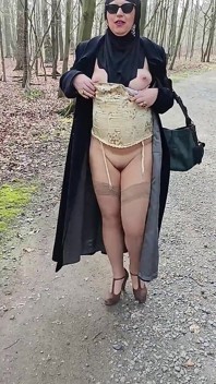 Mi novia musulmana enseña su coño fuera, en el parque.