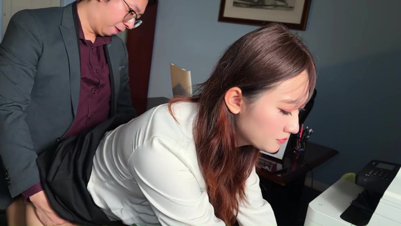 Chloe Lin: Asyalı ofis kızı aldatan patron ofiste patlıyor