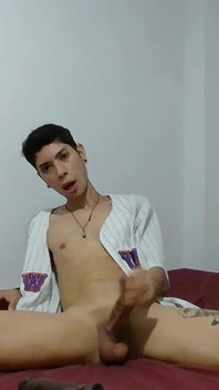 Masturbo il mio cazzo bisex mentre succhio un dildo nero fino a quando non vengo
