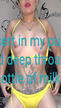 Aku lagi asik masukin memek dan tenggorokanku pakai botol susu!!